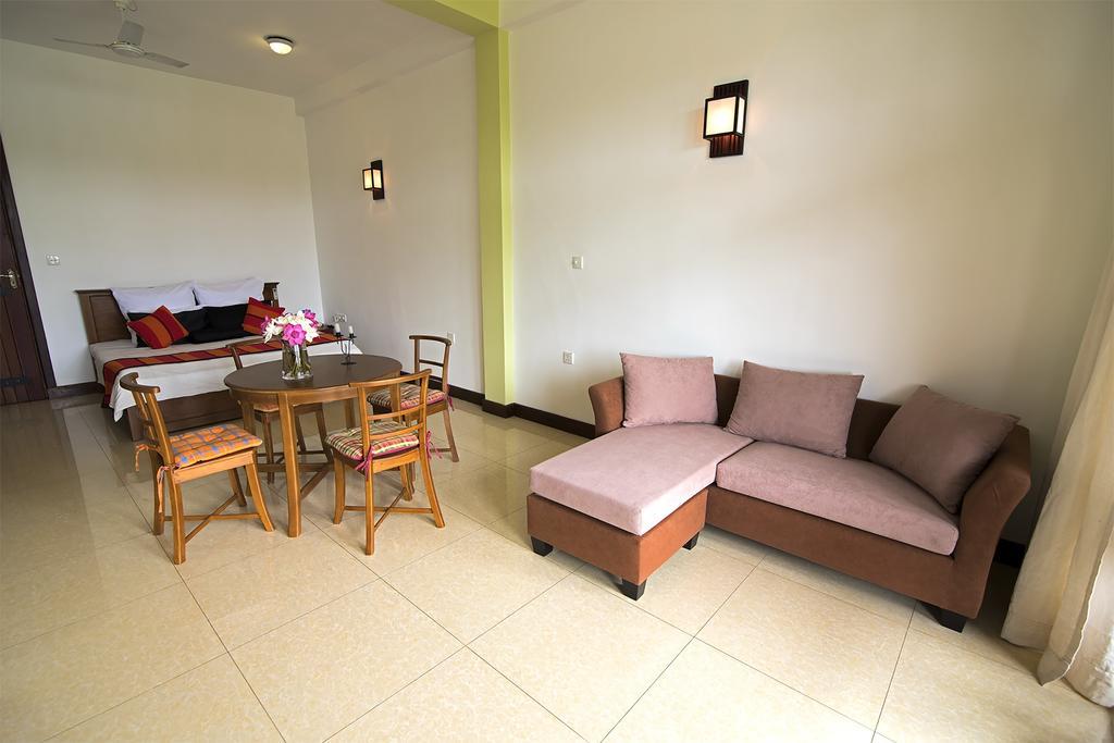 Thumbelina Apartments & Hotel Aluthgama Luaran gambar