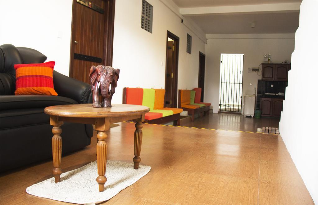 Thumbelina Apartments & Hotel Aluthgama Luaran gambar
