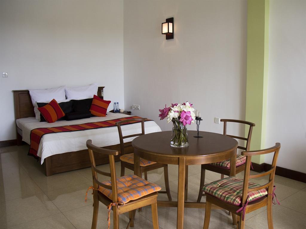 Thumbelina Apartments & Hotel Aluthgama Luaran gambar