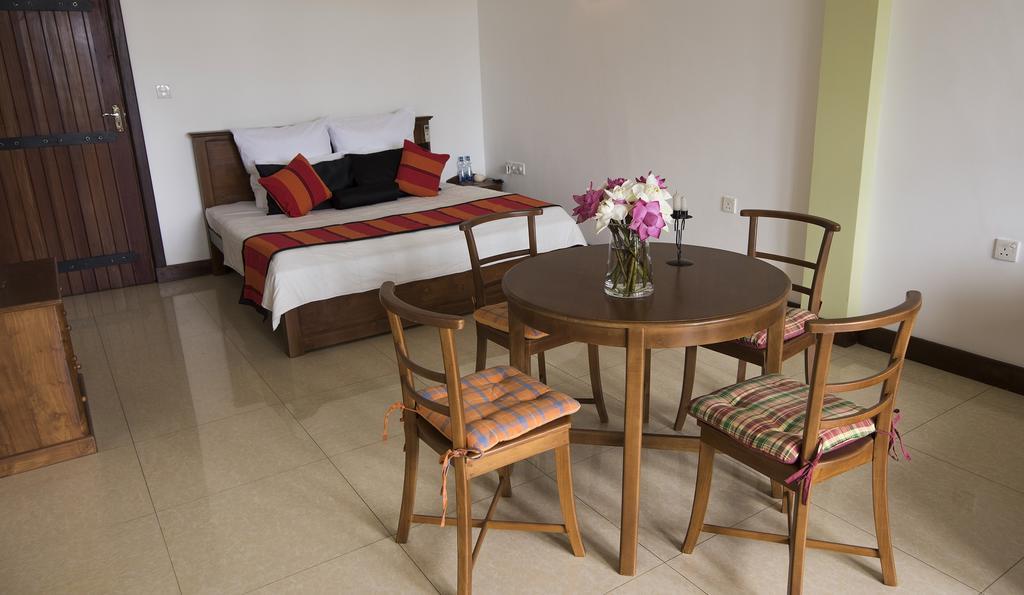 Thumbelina Apartments & Hotel Aluthgama Luaran gambar